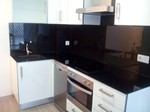 frontal de cocina negro con brillantina dorada